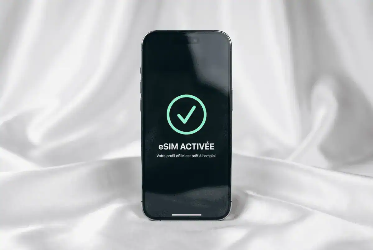 Smartphone affichant la validation d'activation d'un profil eSIM
