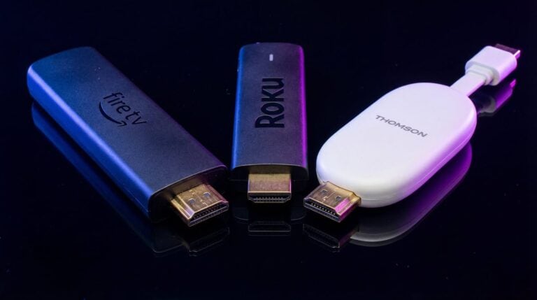 Comparatif clés HDMI 2026 Fire TV Roku et Google TV sur fond noir