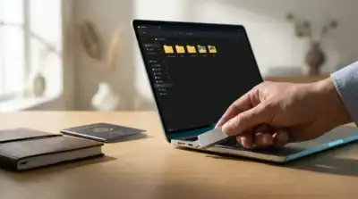 Main branchant une clé USB métallique sur un ultraportable pour utiliser des applications portables sans installation.