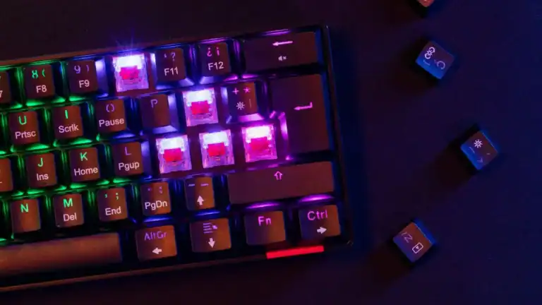 Gros plan artistique sur un switch de clavier mécanique