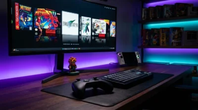 Setup PC gaming moderne avec RetroBat et figurine rétro pour configurer une console rétrogaming sur Windows.